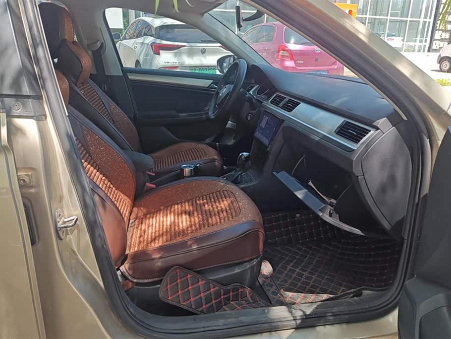 Volkswagen C-TREK Wei Collar