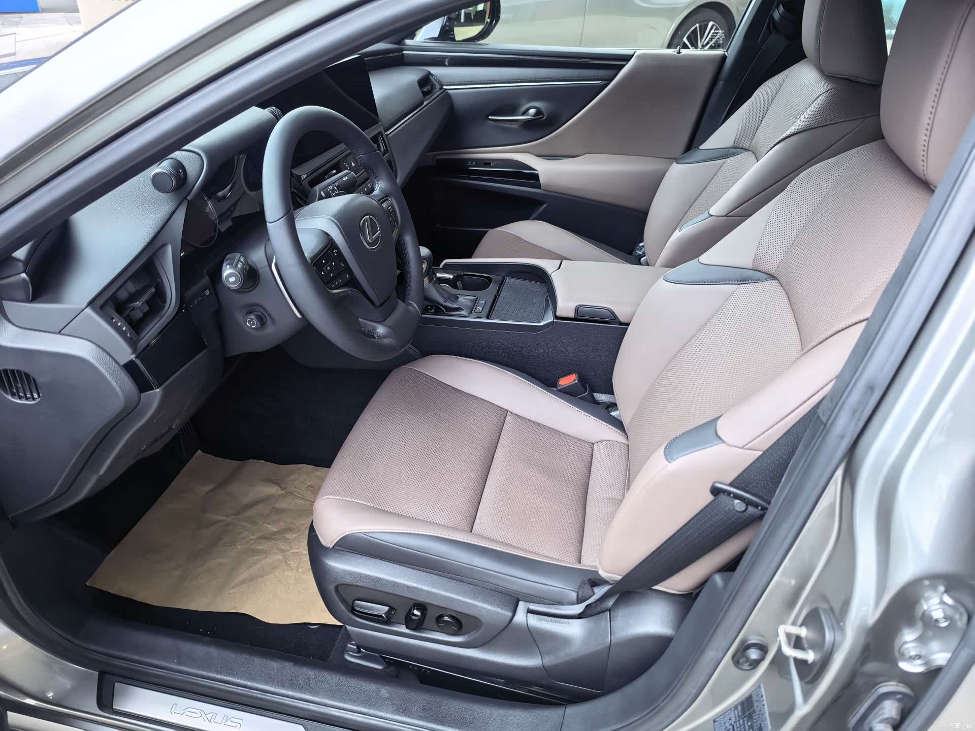 Lexus ES, 2024 4