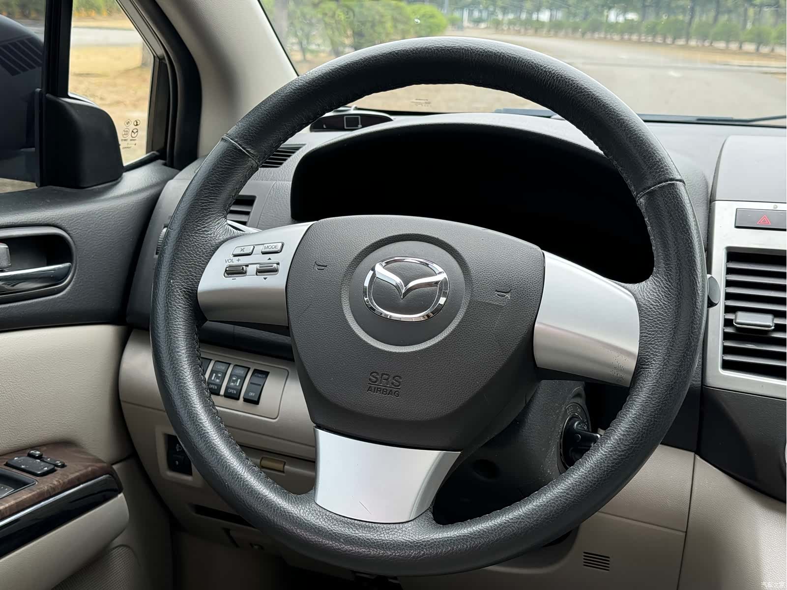 Mazda 8, 2011 12