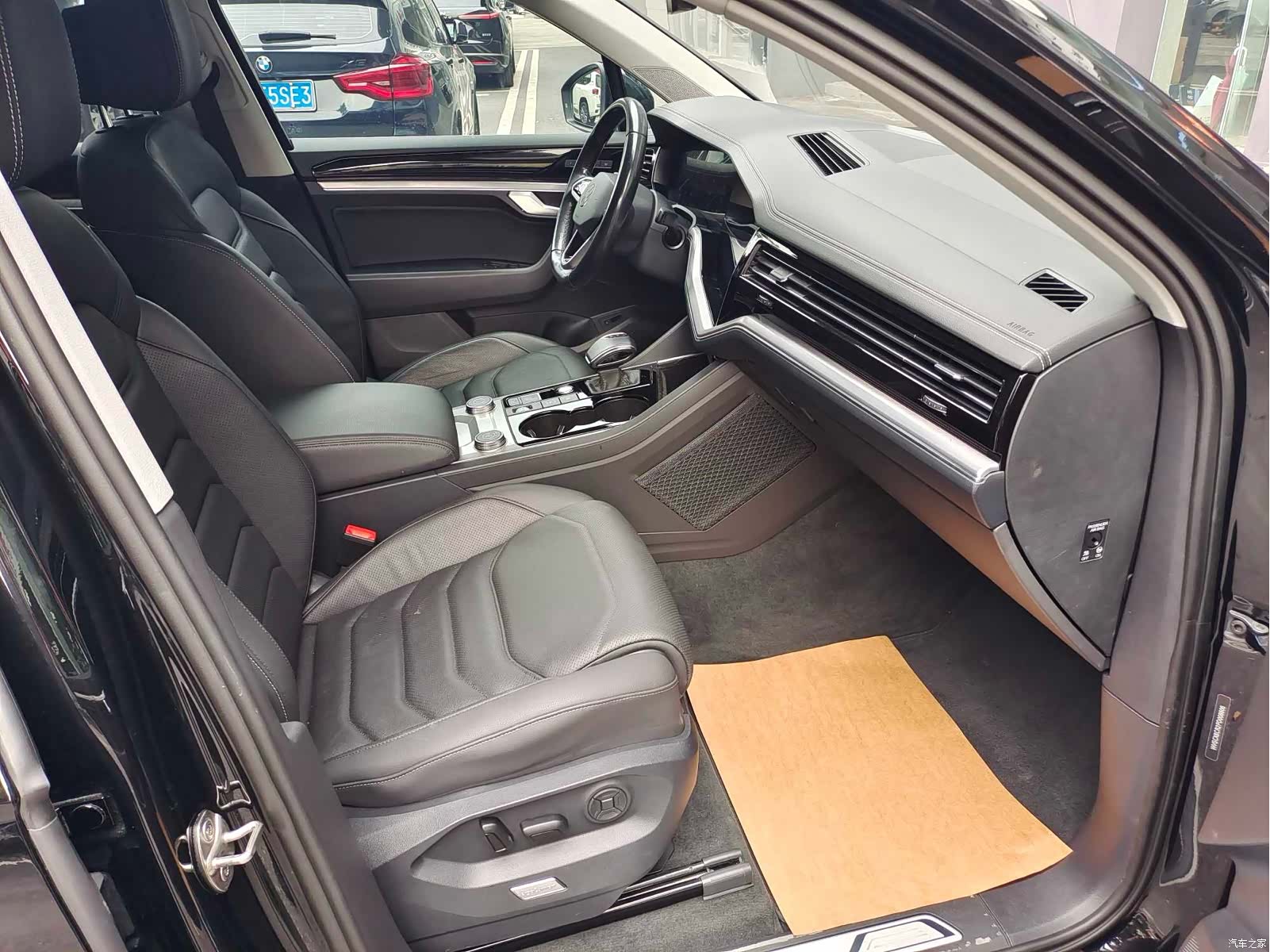 Volkswagen Touareg, 2023 все фото
