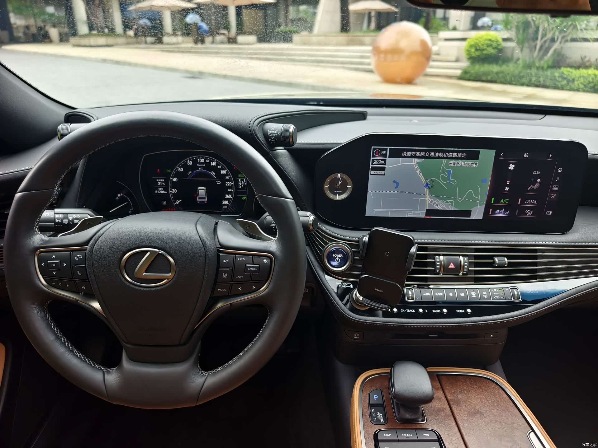 Lexus LS, 2022 3