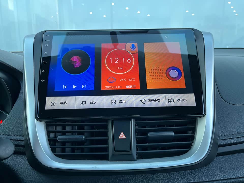 Toyota YARiS L to enjoy