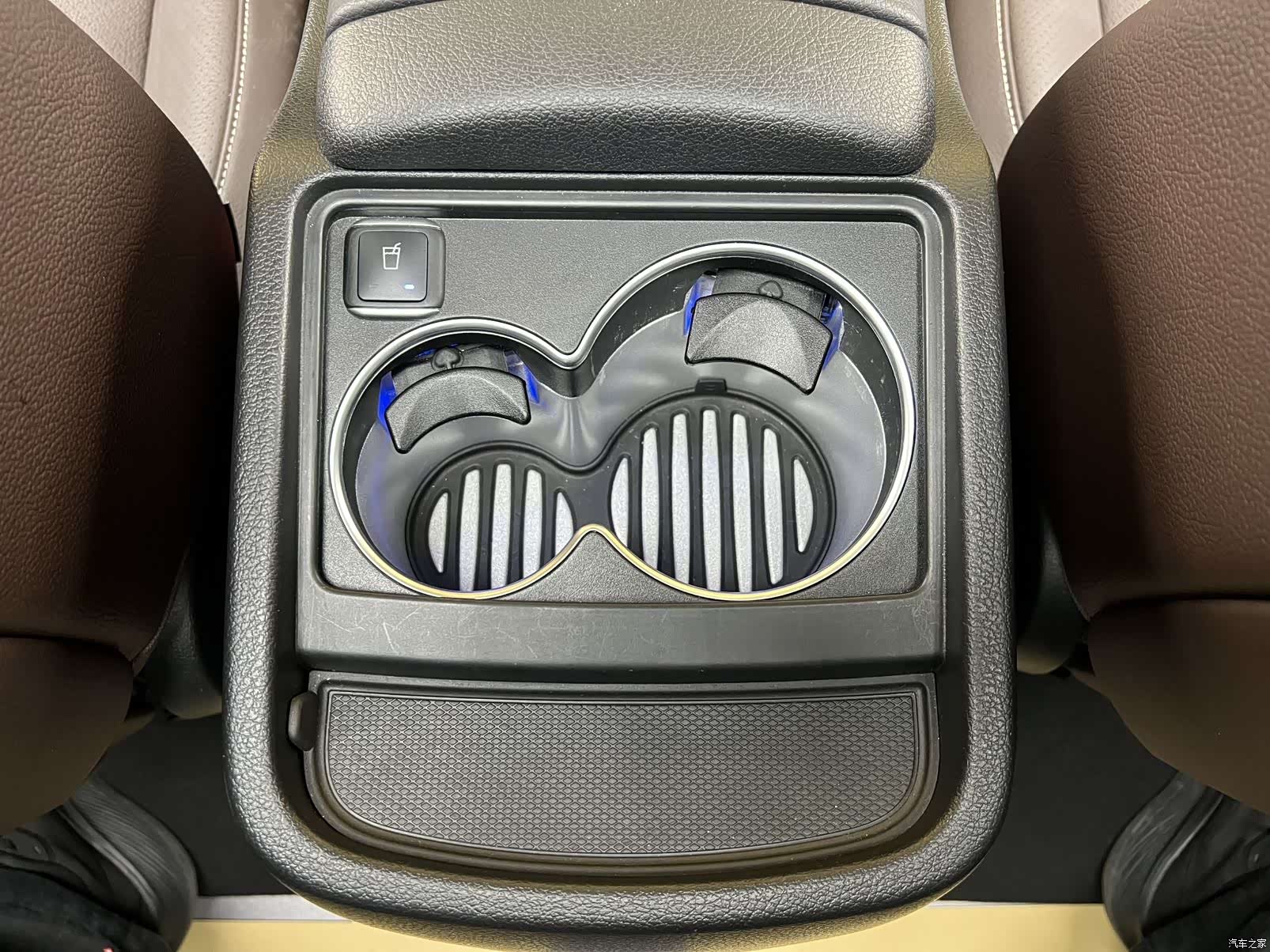 Mercedes-Benz V-Class, 2025 29