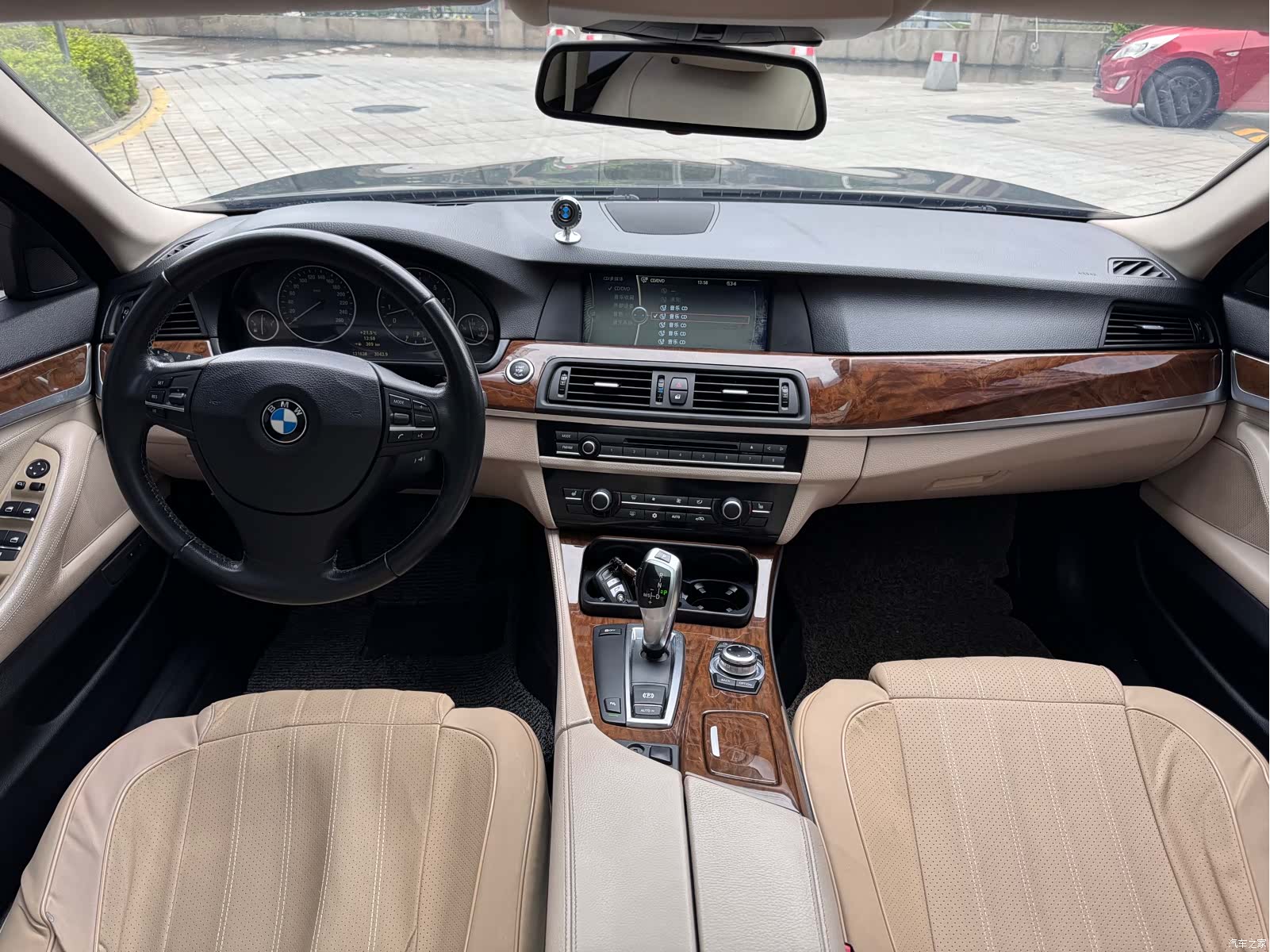 BMW 5 Series, 2011 10
