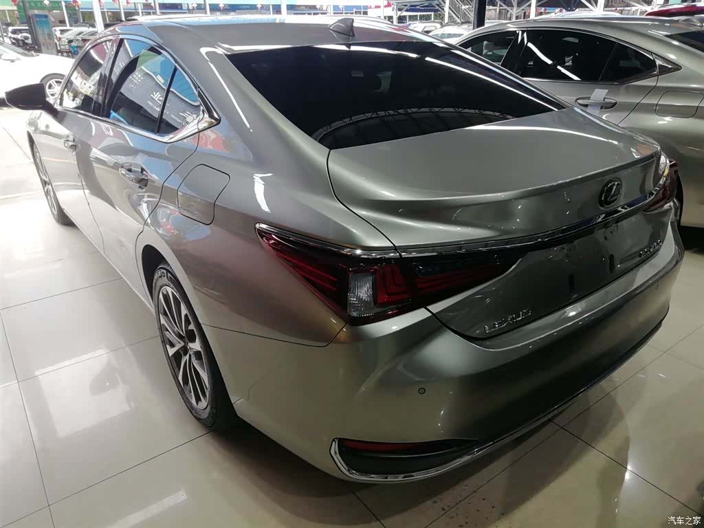 Lexus ES, 2022 все фото