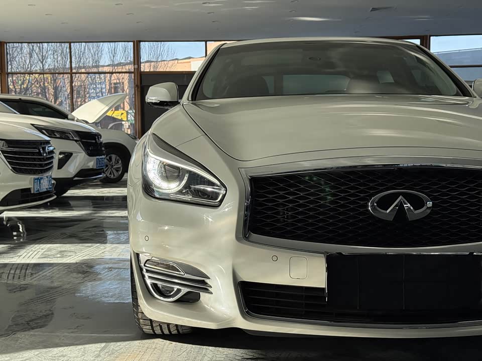 Infiniti Q70