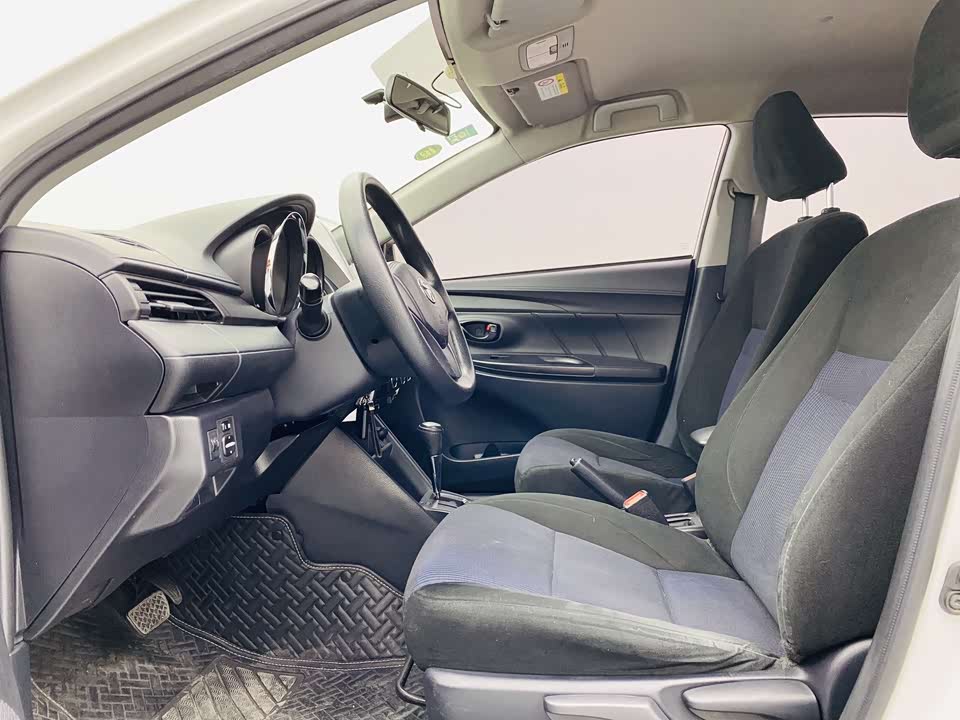 Toyota YARiS L to enjoy