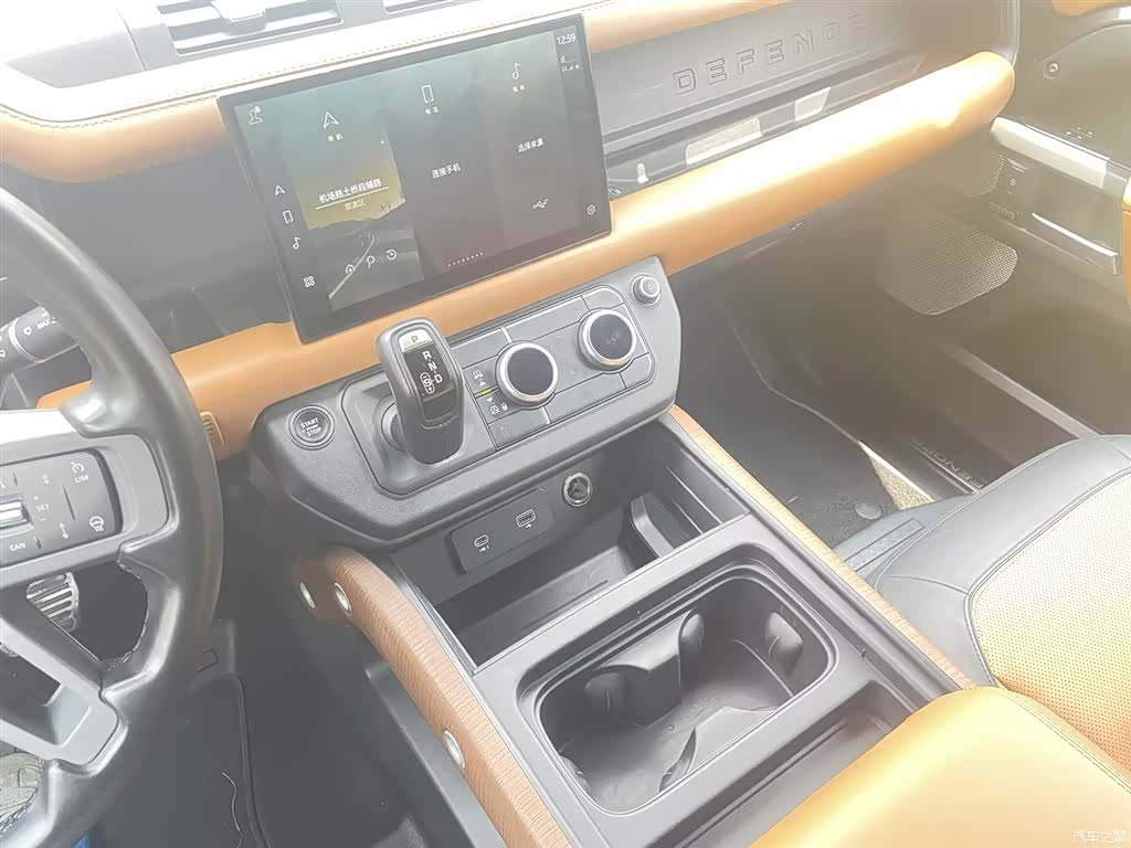 Land Rover Defender, 2023 24