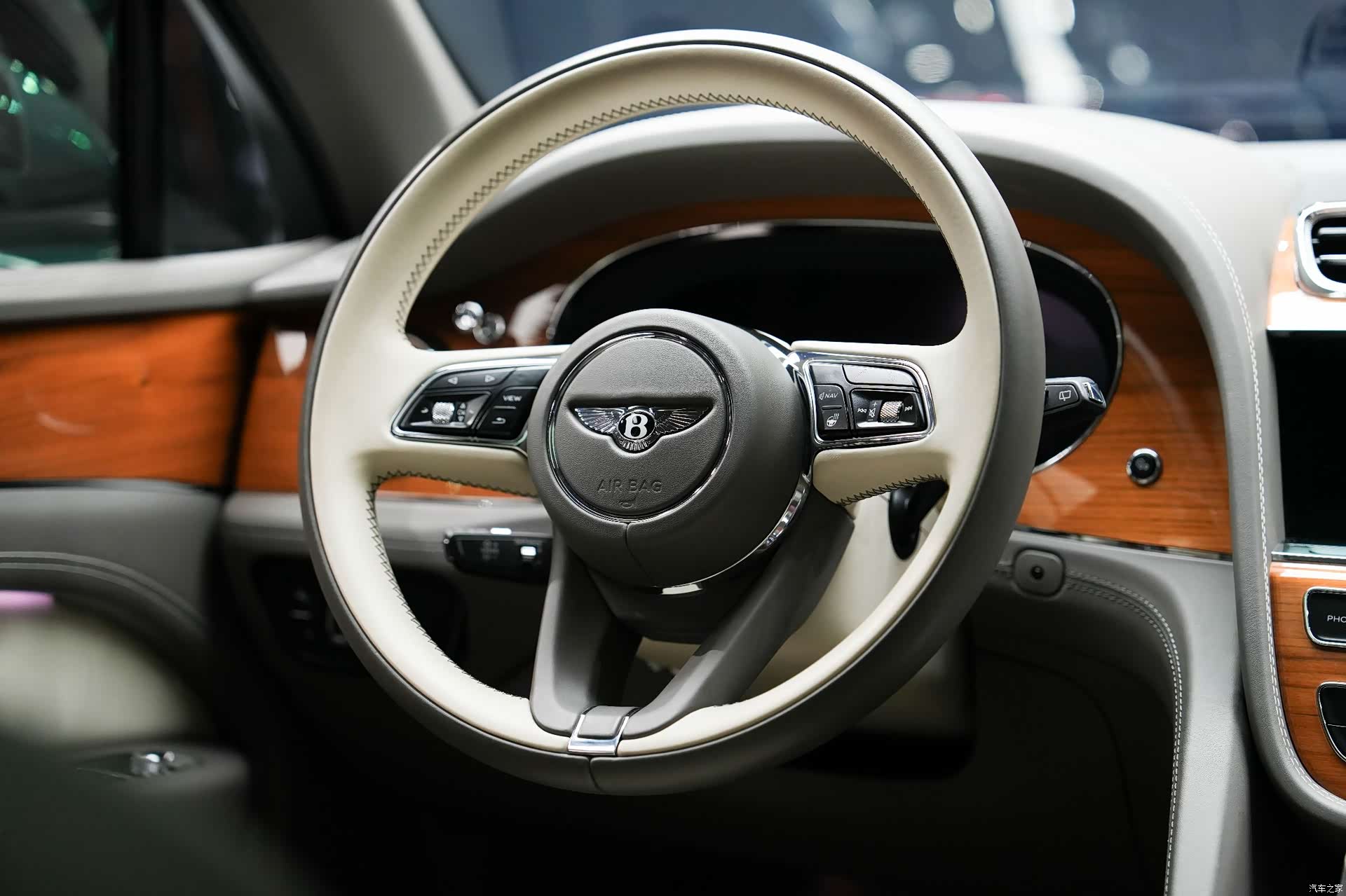 Bentley Bentayga, 2021 26