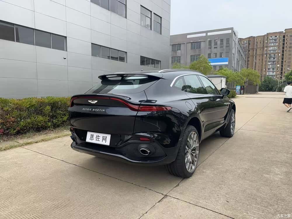Aston Martin DBX, 2025 9