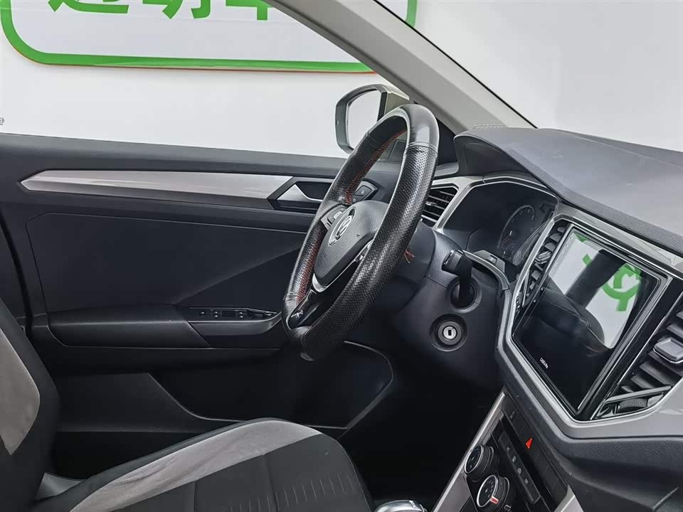 Volkswagen T-ROC exploring Songs