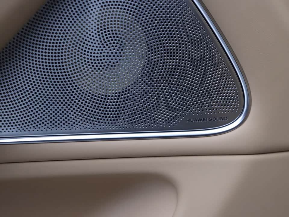 AITO Ask the world M8