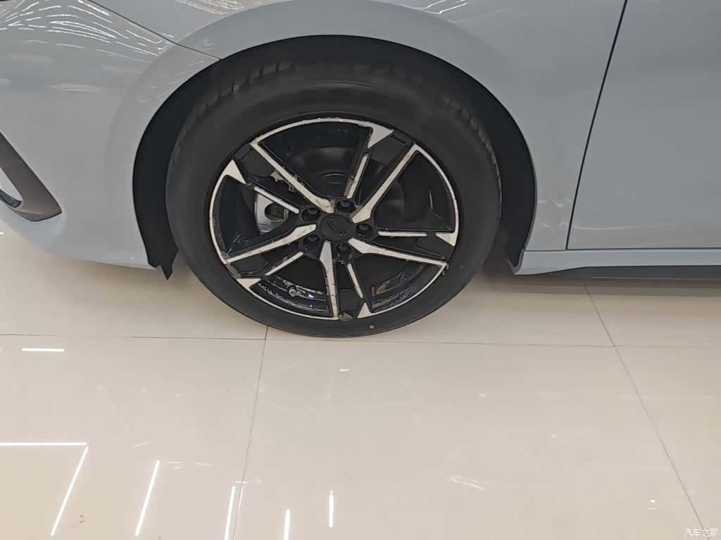 Geely Binray, 2026 23