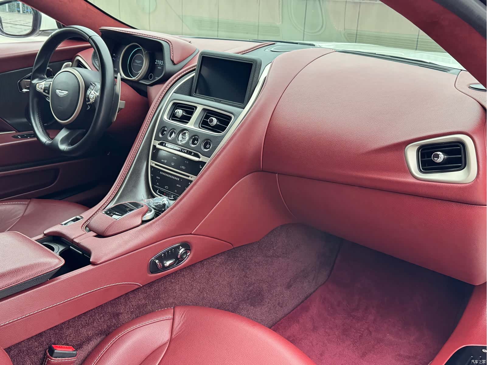 Aston Martin DB11, 2017 13