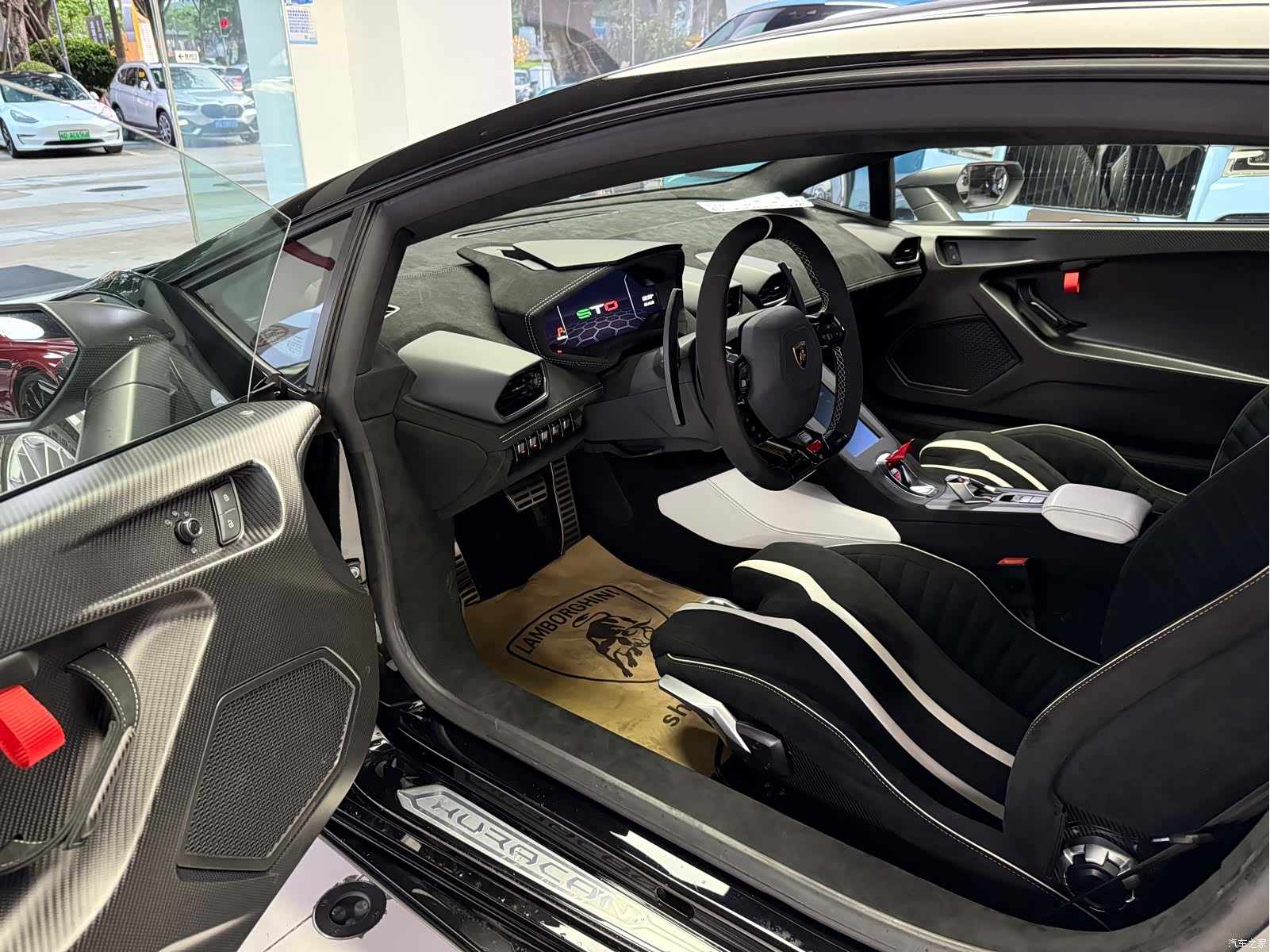 Lamborghini Huracán, 2022 все фото