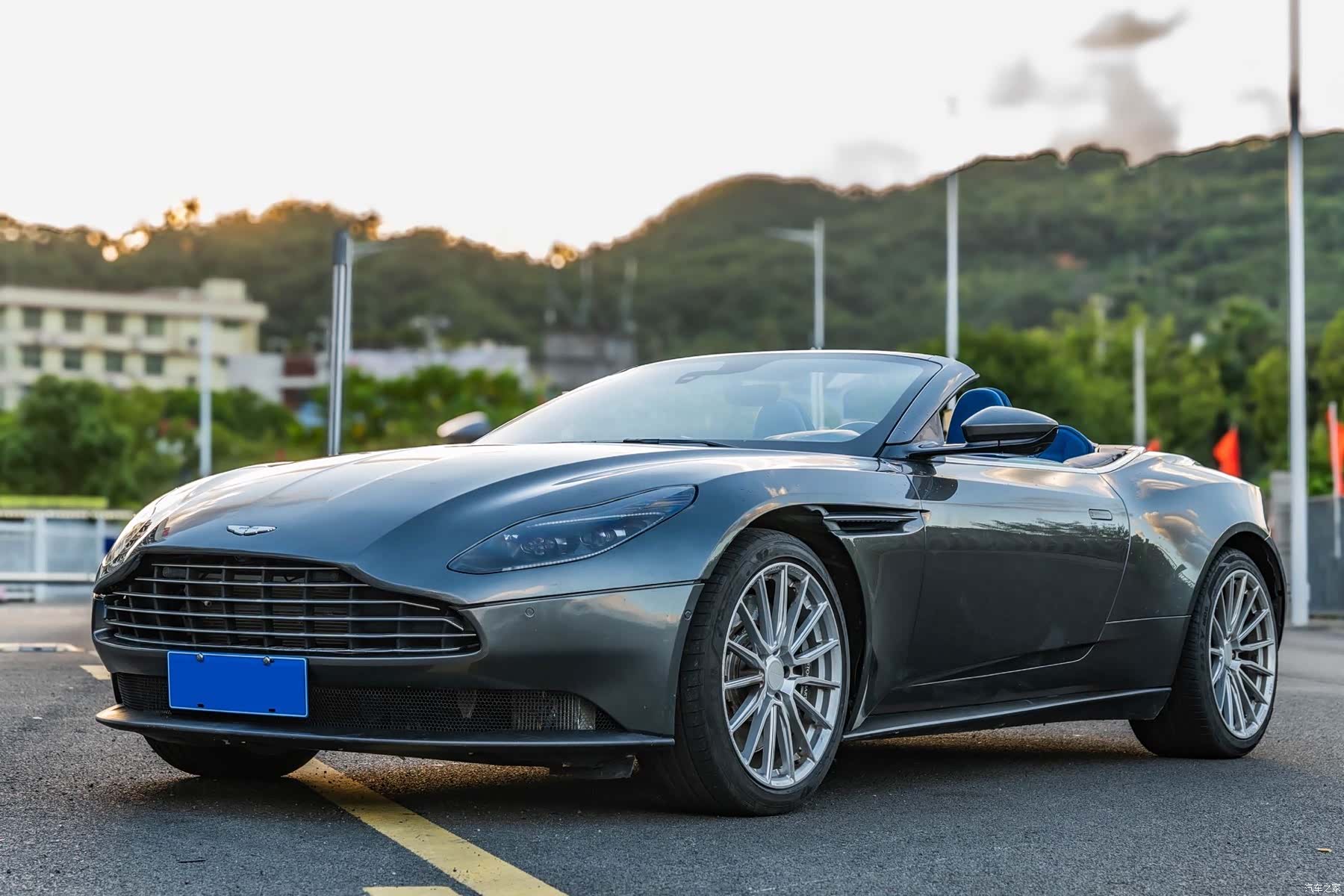Aston Martin DB11