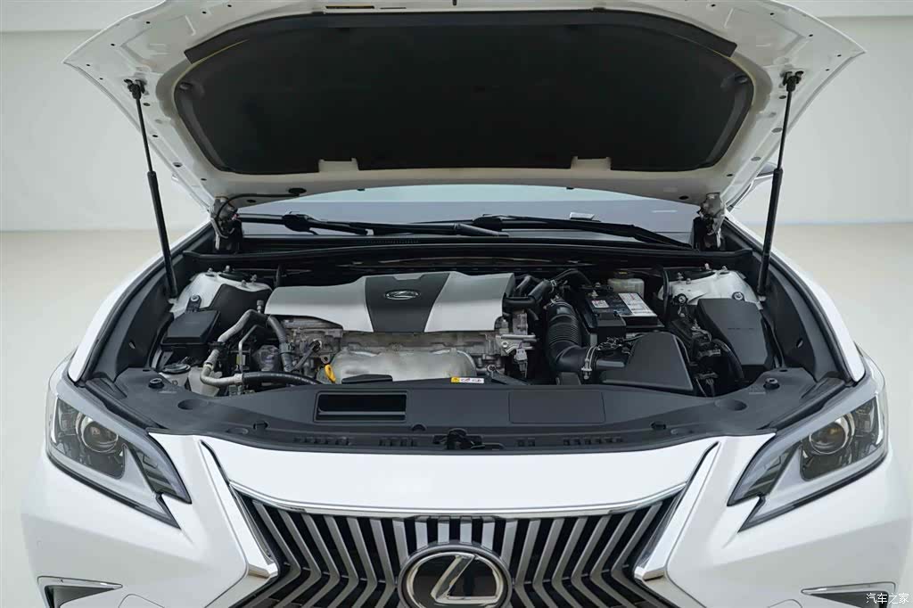 Lexus ES, 2019 7