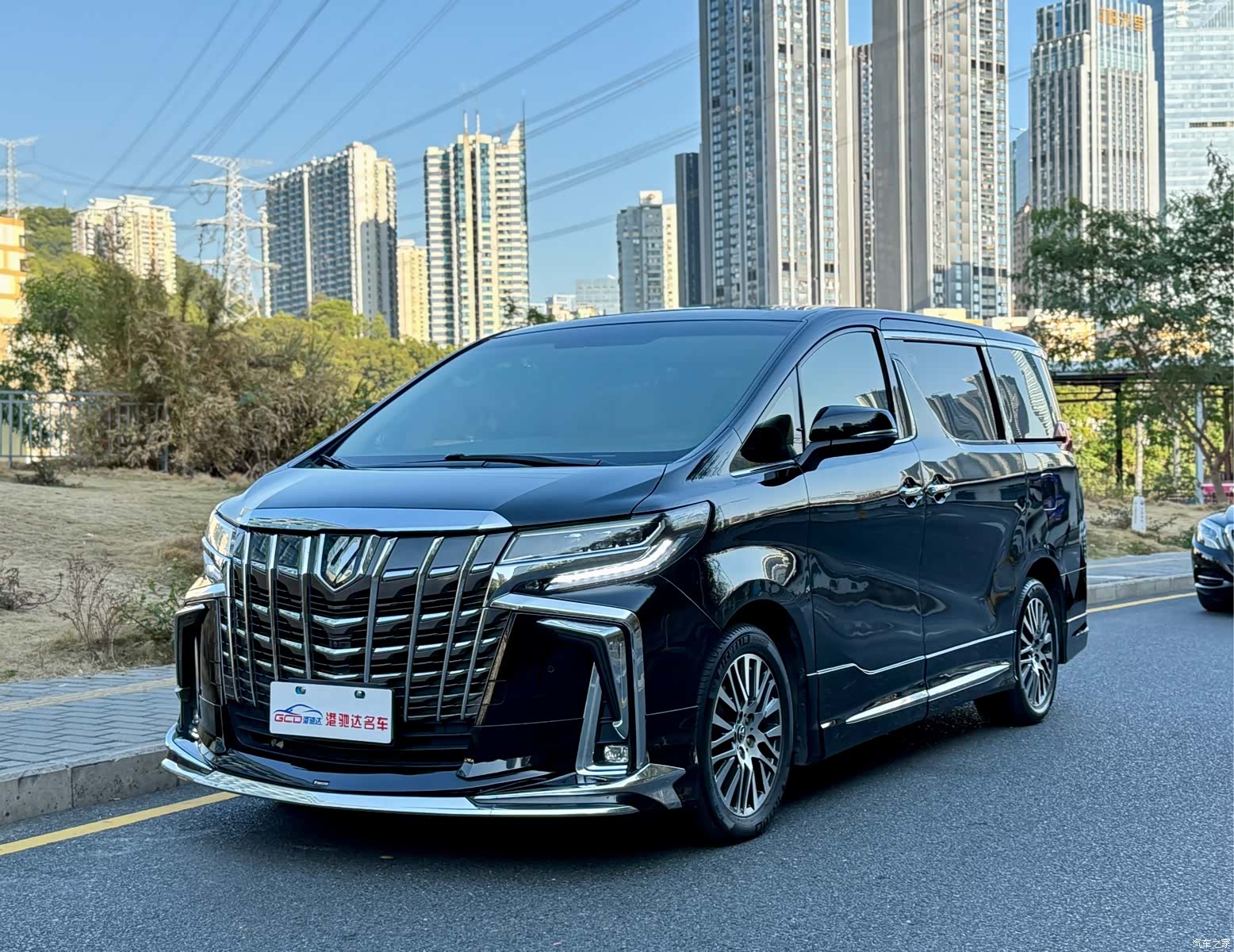 Toyota Alphard, 2017 1