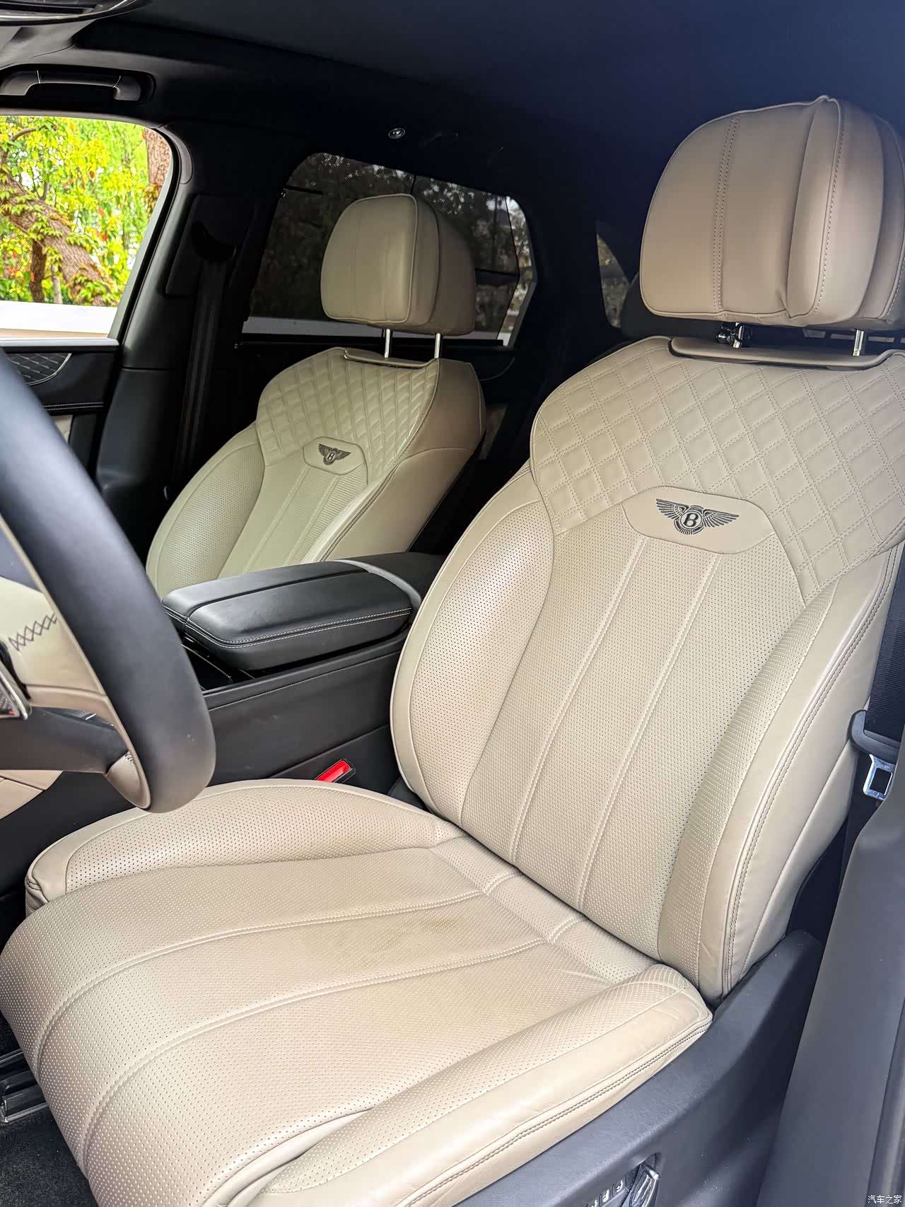 Bentley Bentayga, 2022 9