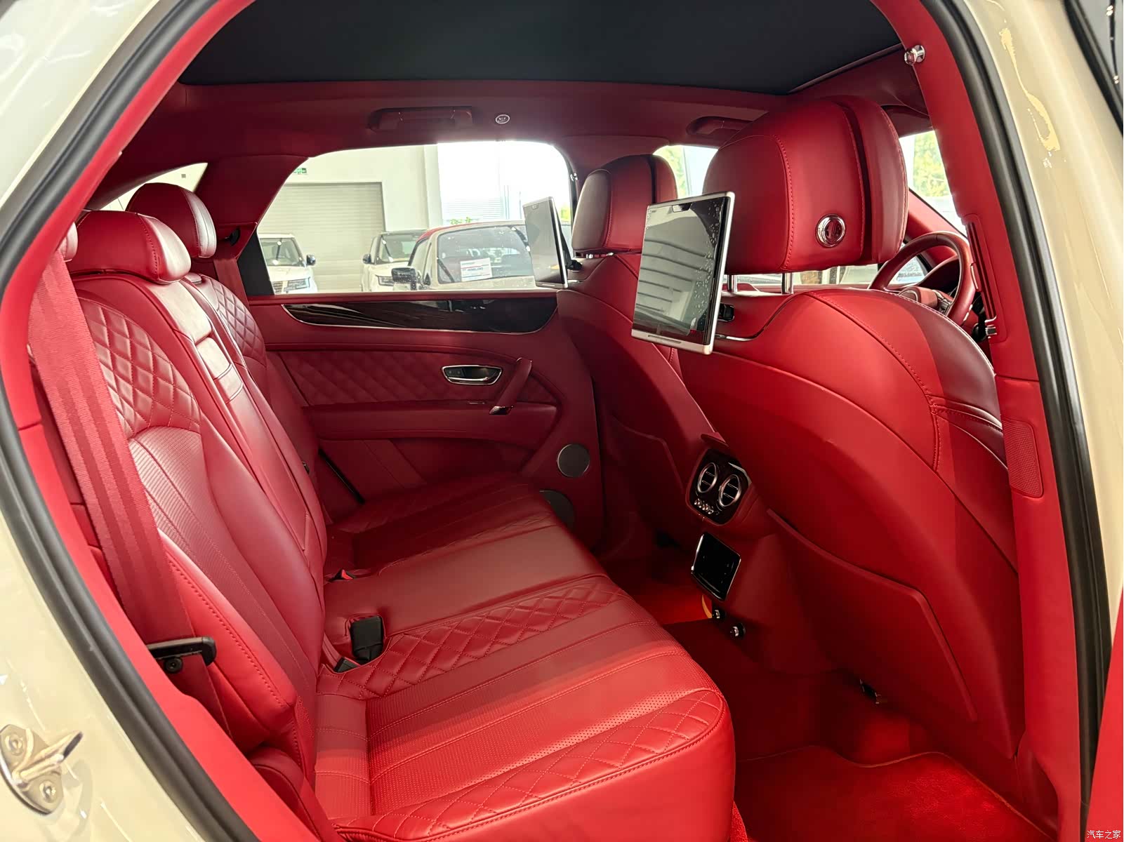 Bentley Bentayga, 2018 17