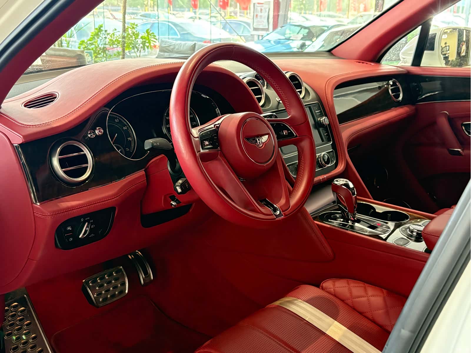 Bentley Bentayga, 2018 9
