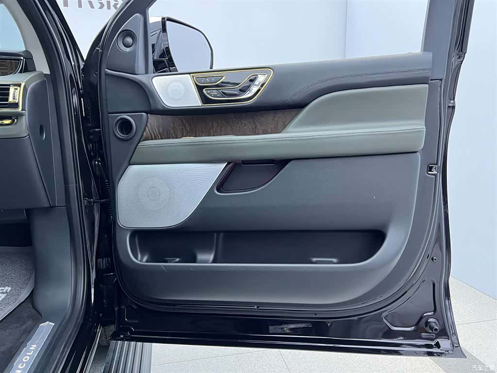 Lincoln Navigator, 2023 32