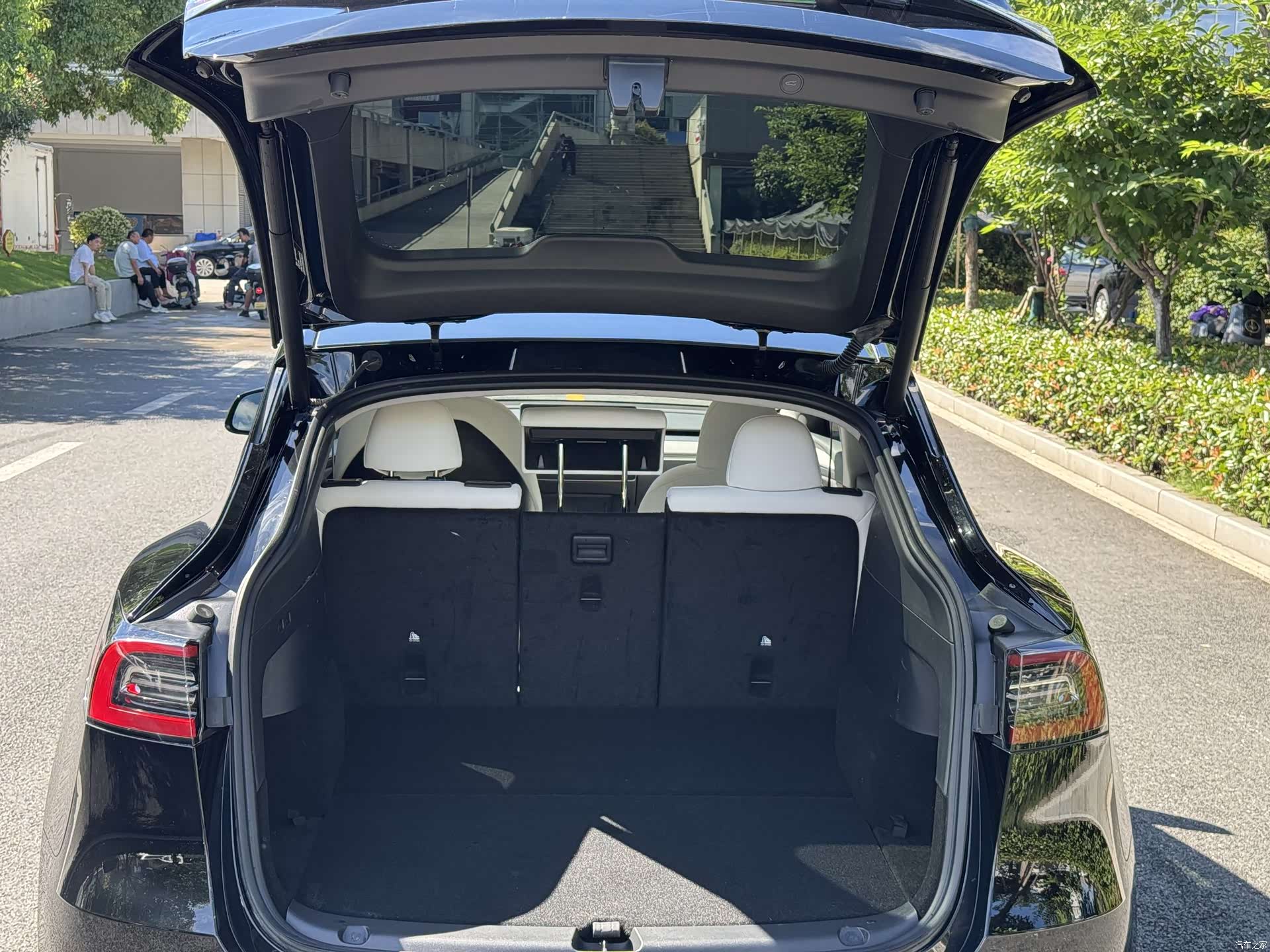 Tesla Model Y, 2024 18