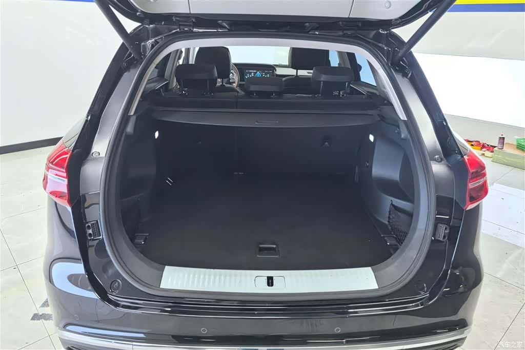 Hongqi HS5, 2022 4