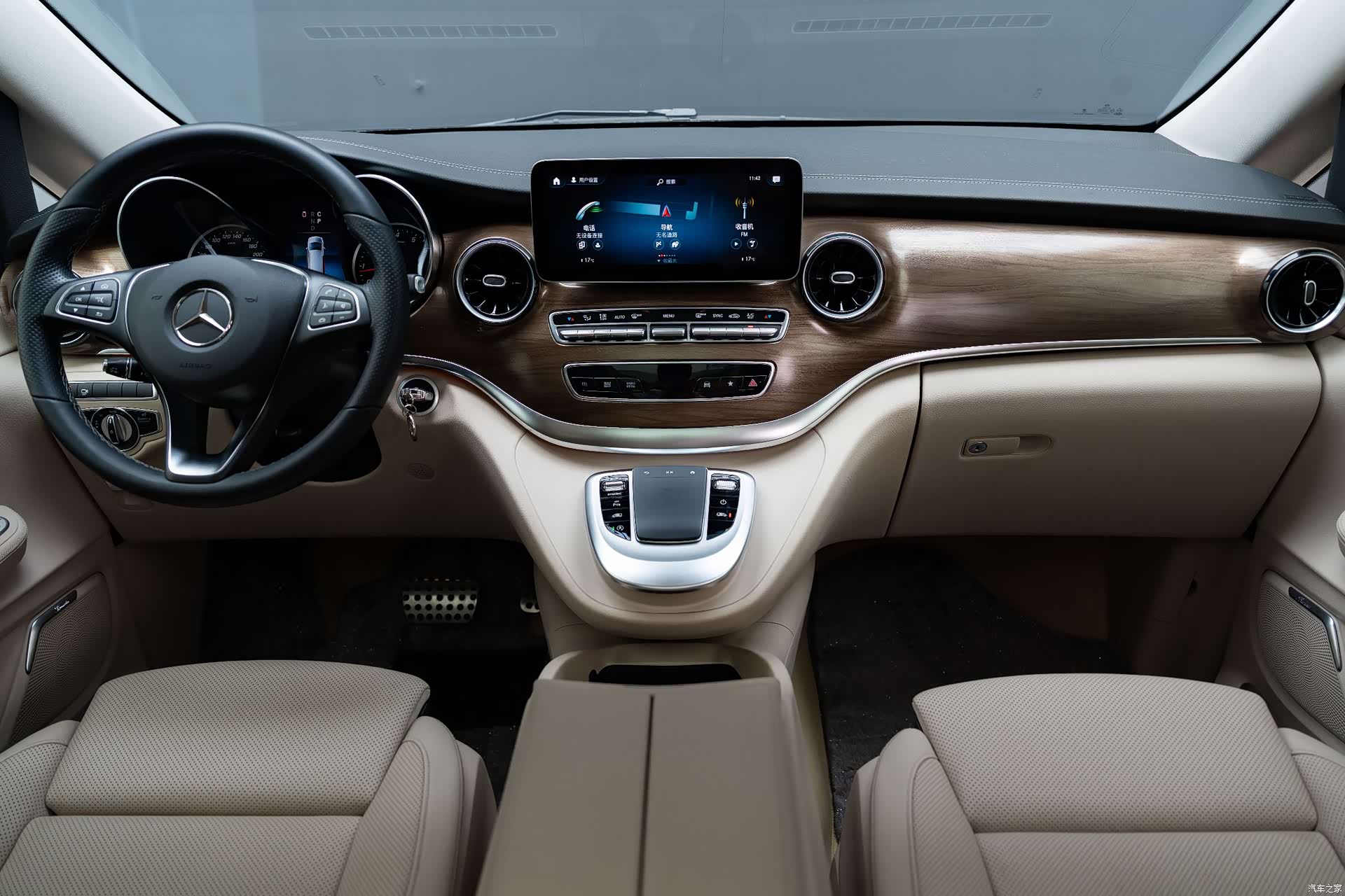 Mercedes-Benz V-Class, 2024 7