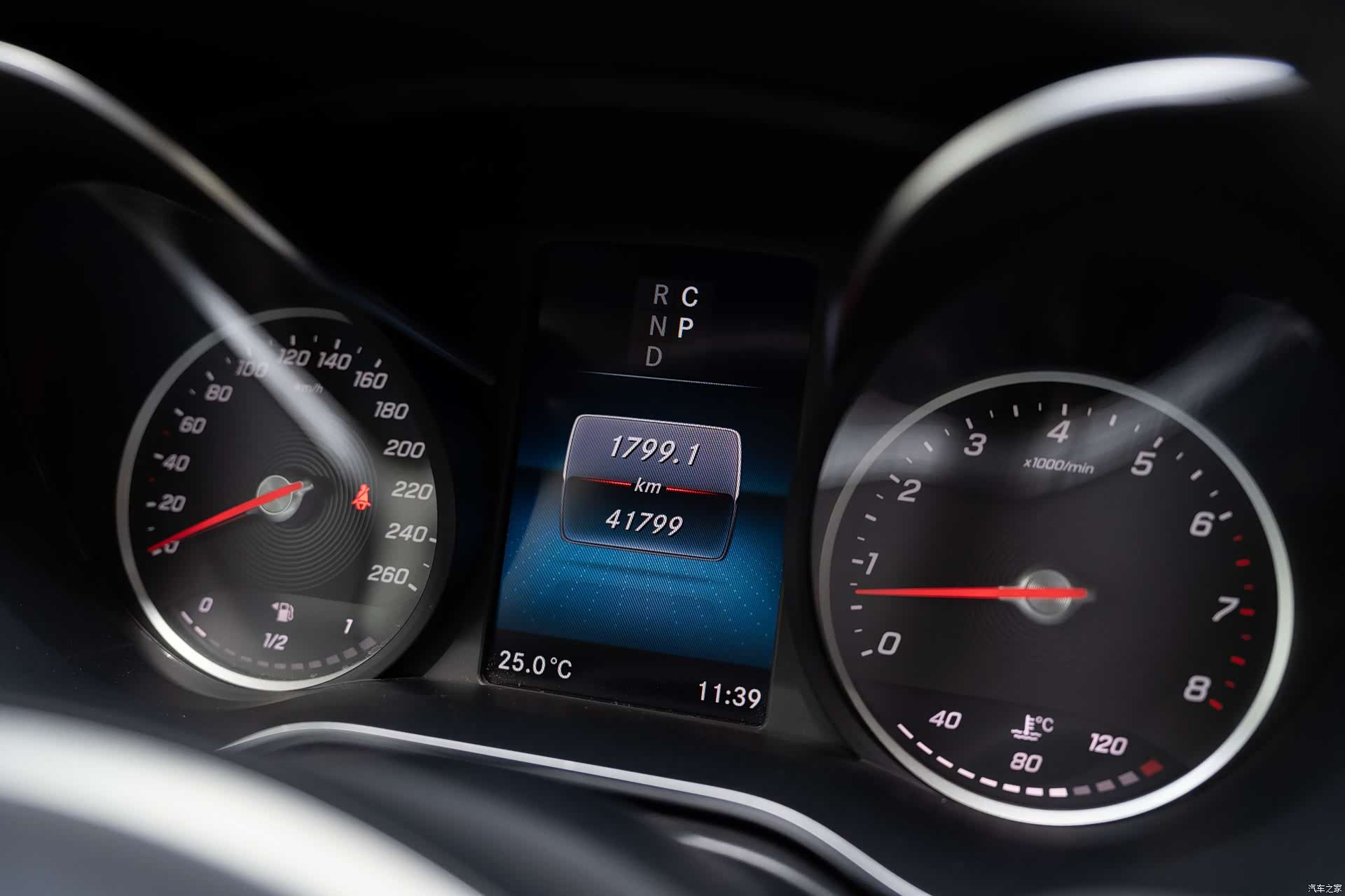 Mercedes-Benz V-Class, 2024 11
