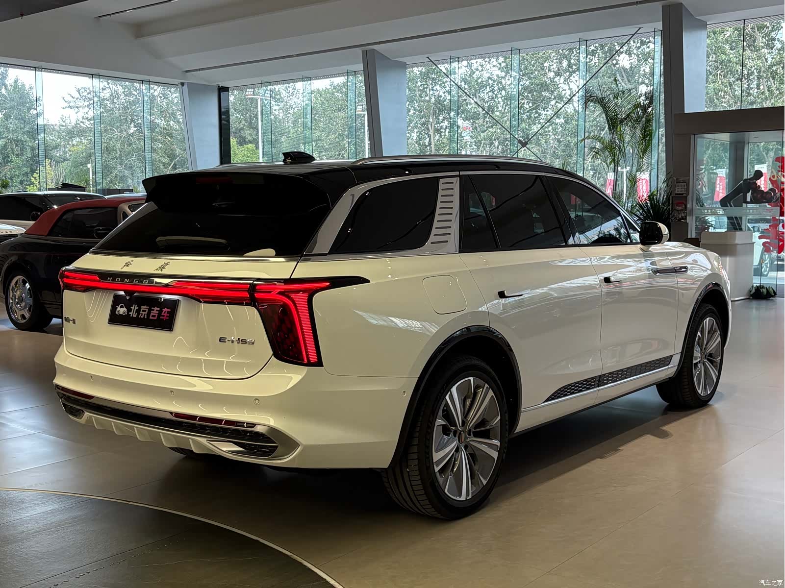 Hongqi E-HS9, 2023 24