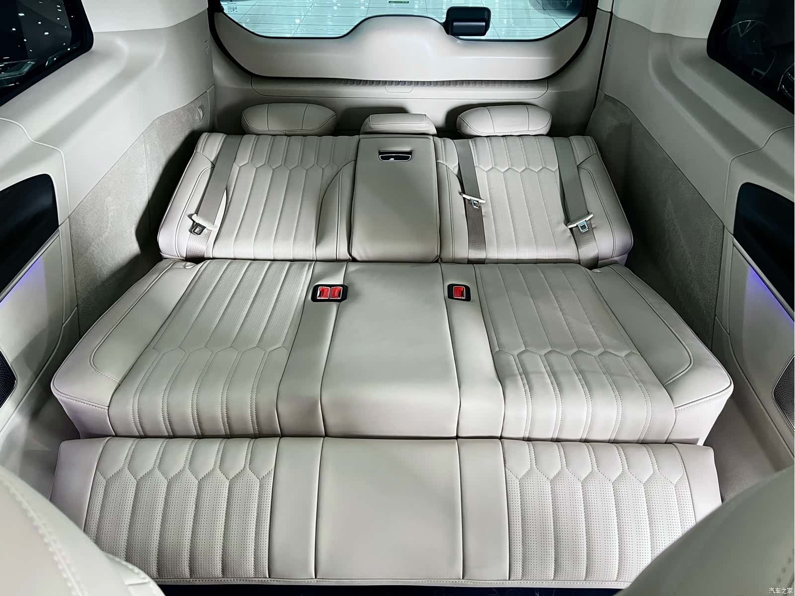 Mercedes-Benz V-Class, 2025 13