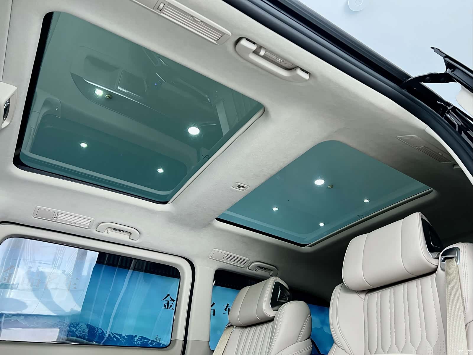 Mercedes-Benz V-Class, 2025 14