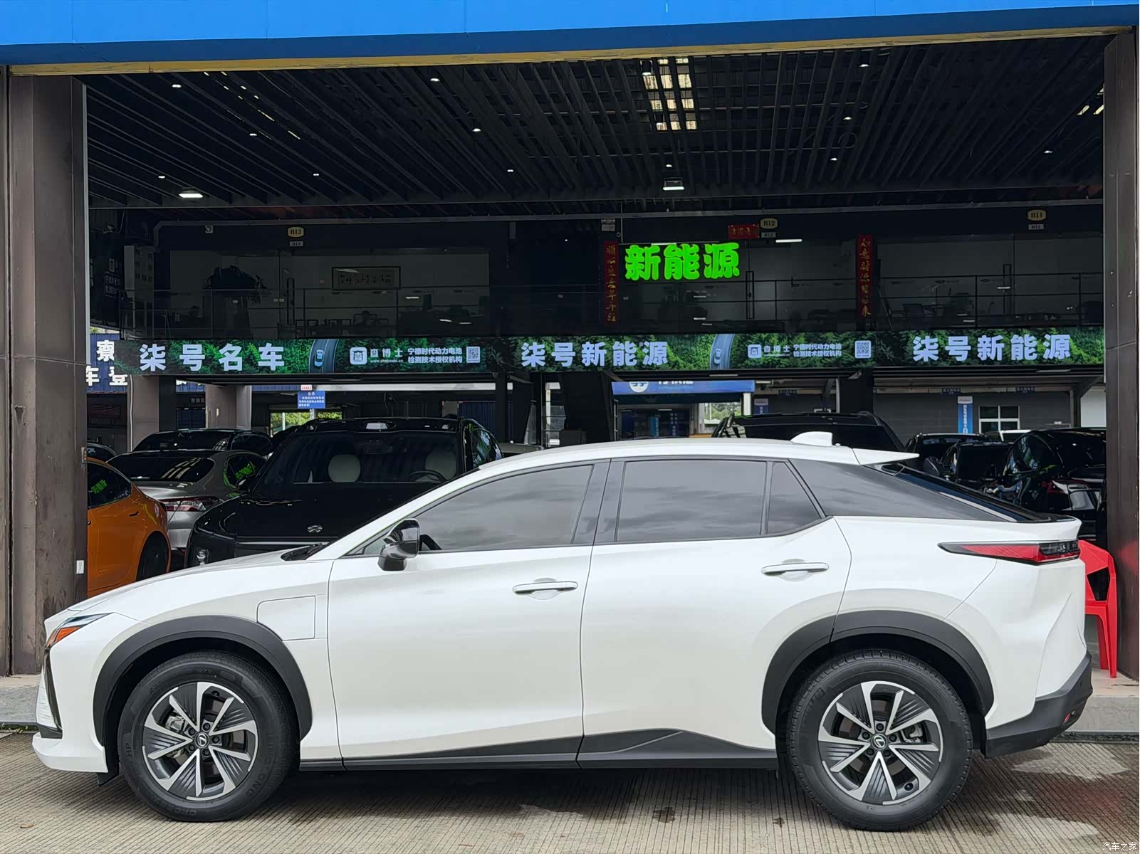 Lexus RZ, 2023 3