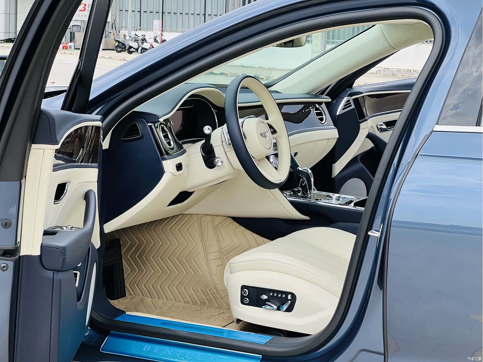 Bentley Flying Spur, 2022 4