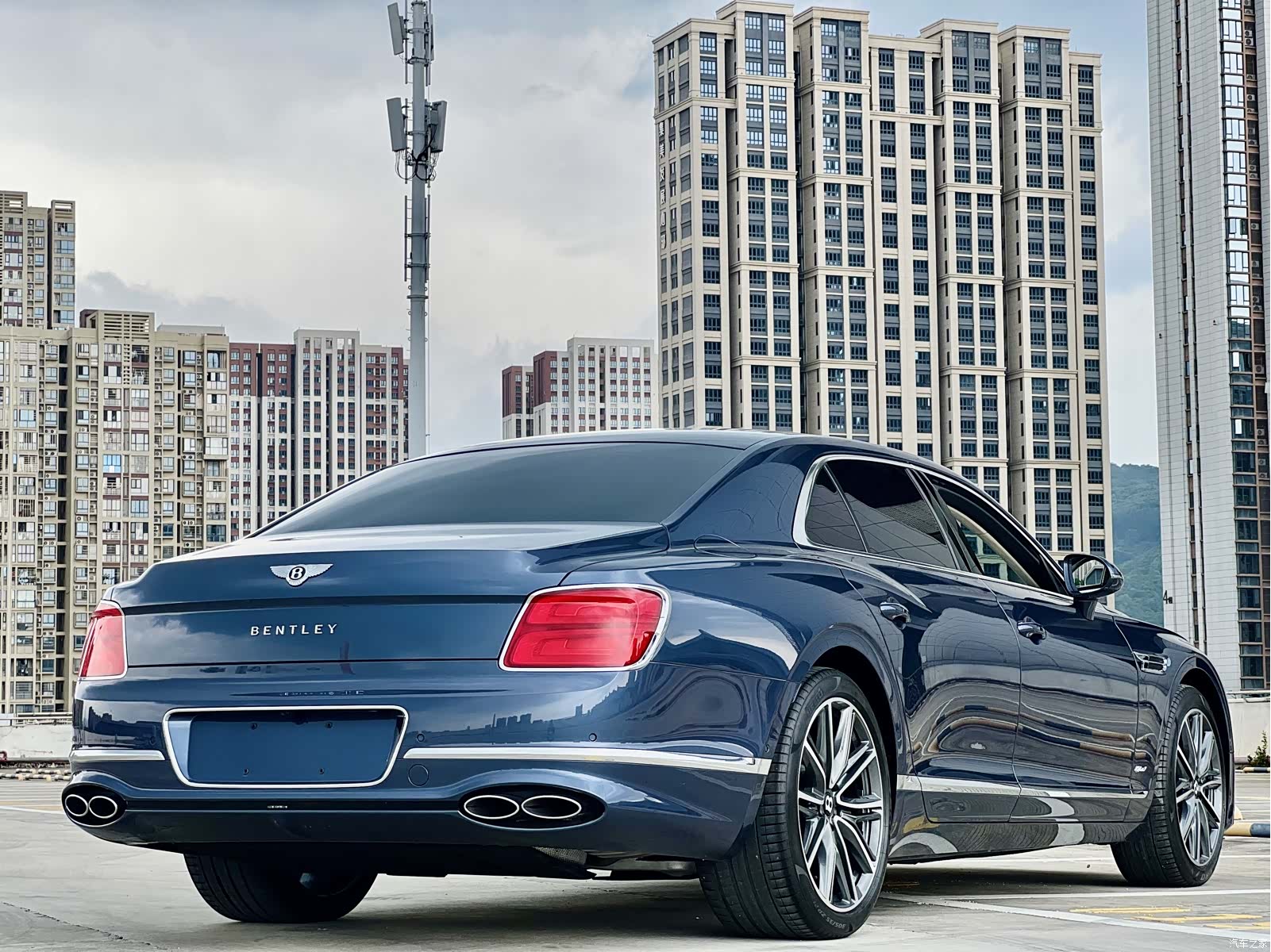 Bentley Flying Spur, 2022 13