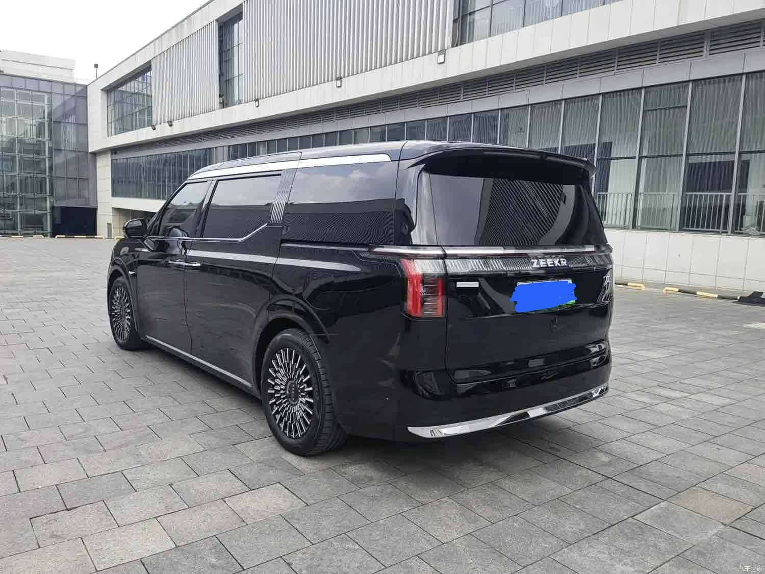 Zeekr 009, 2025 7
