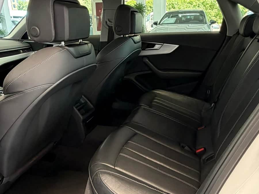 Audi A4L 2023, фото 9