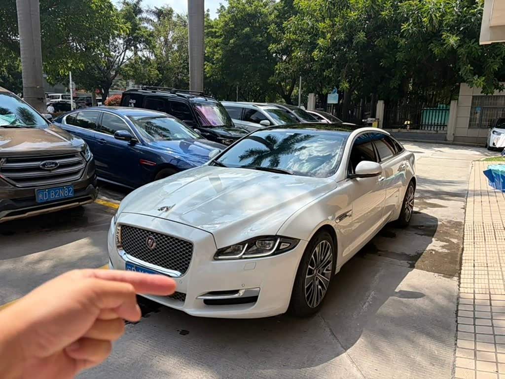 Jaguar XJ