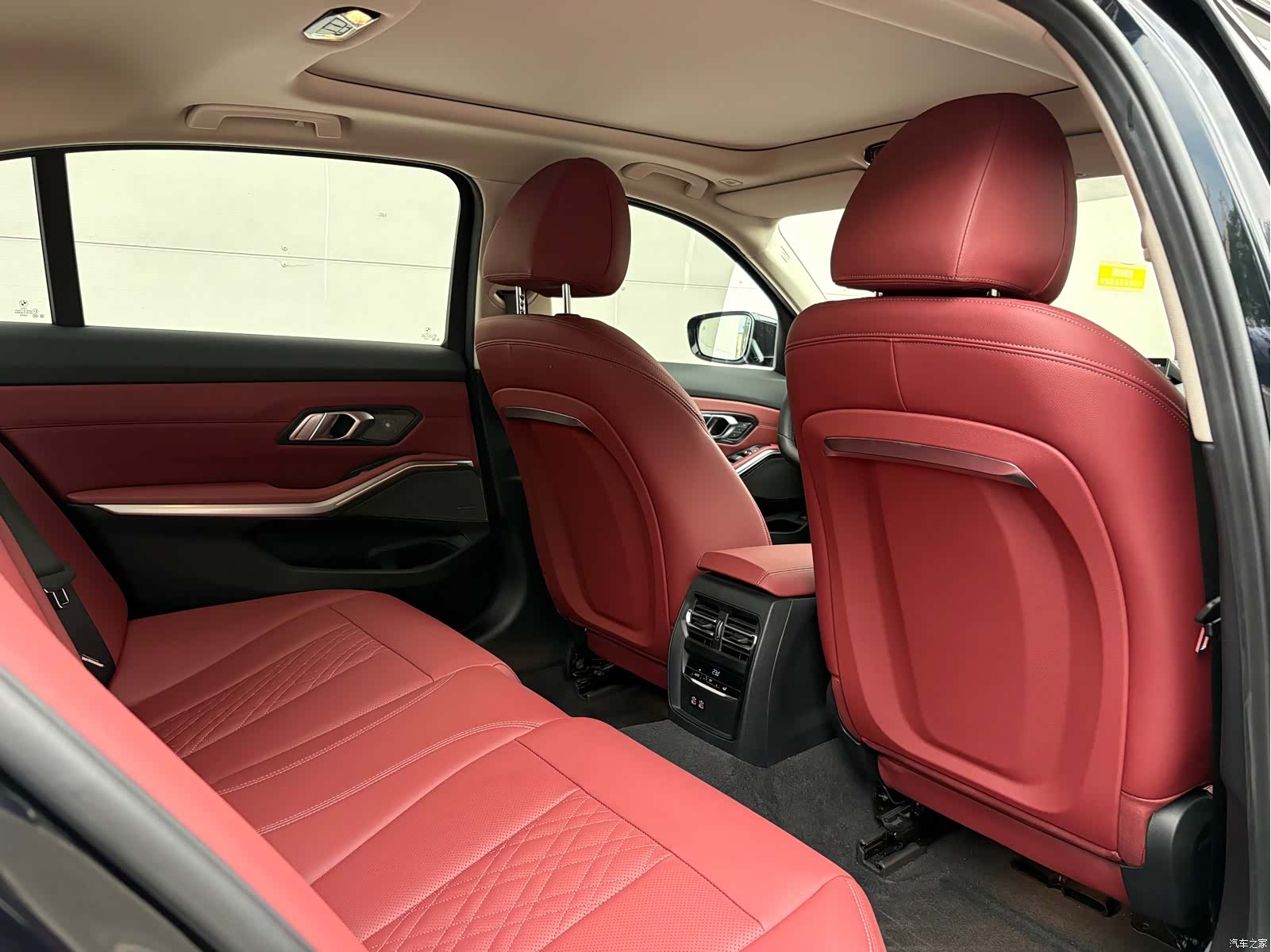BMW 3 Series, 2025 11