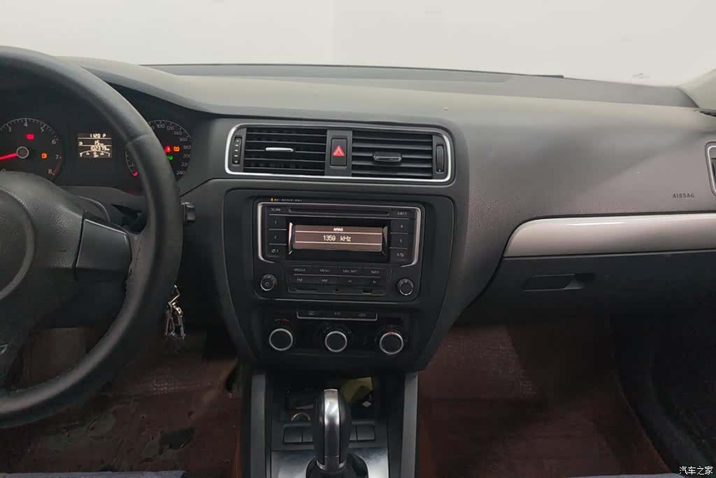 Volkswagen Sagitar, 2015 13