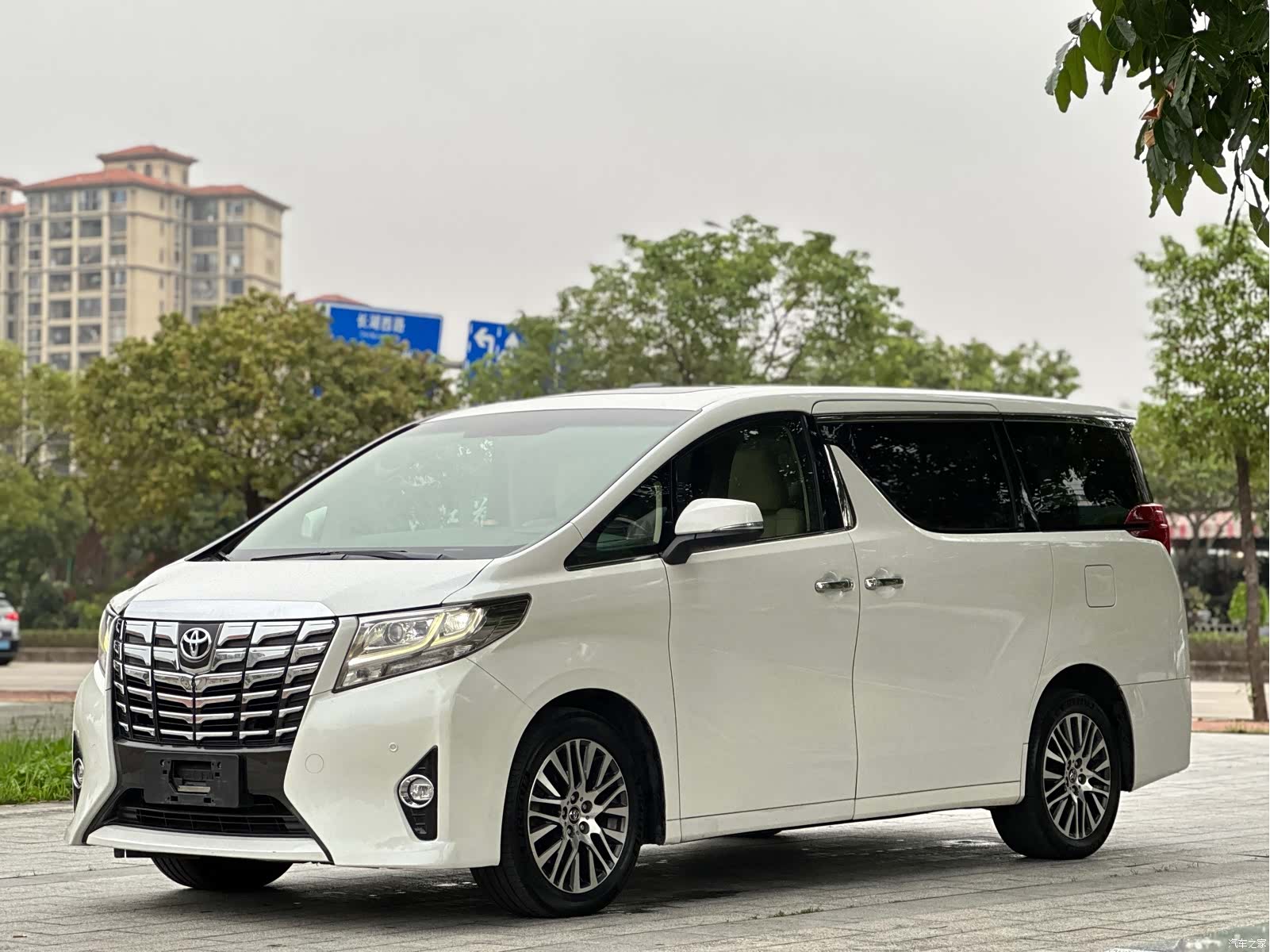 Toyota Alphard, 2017 1