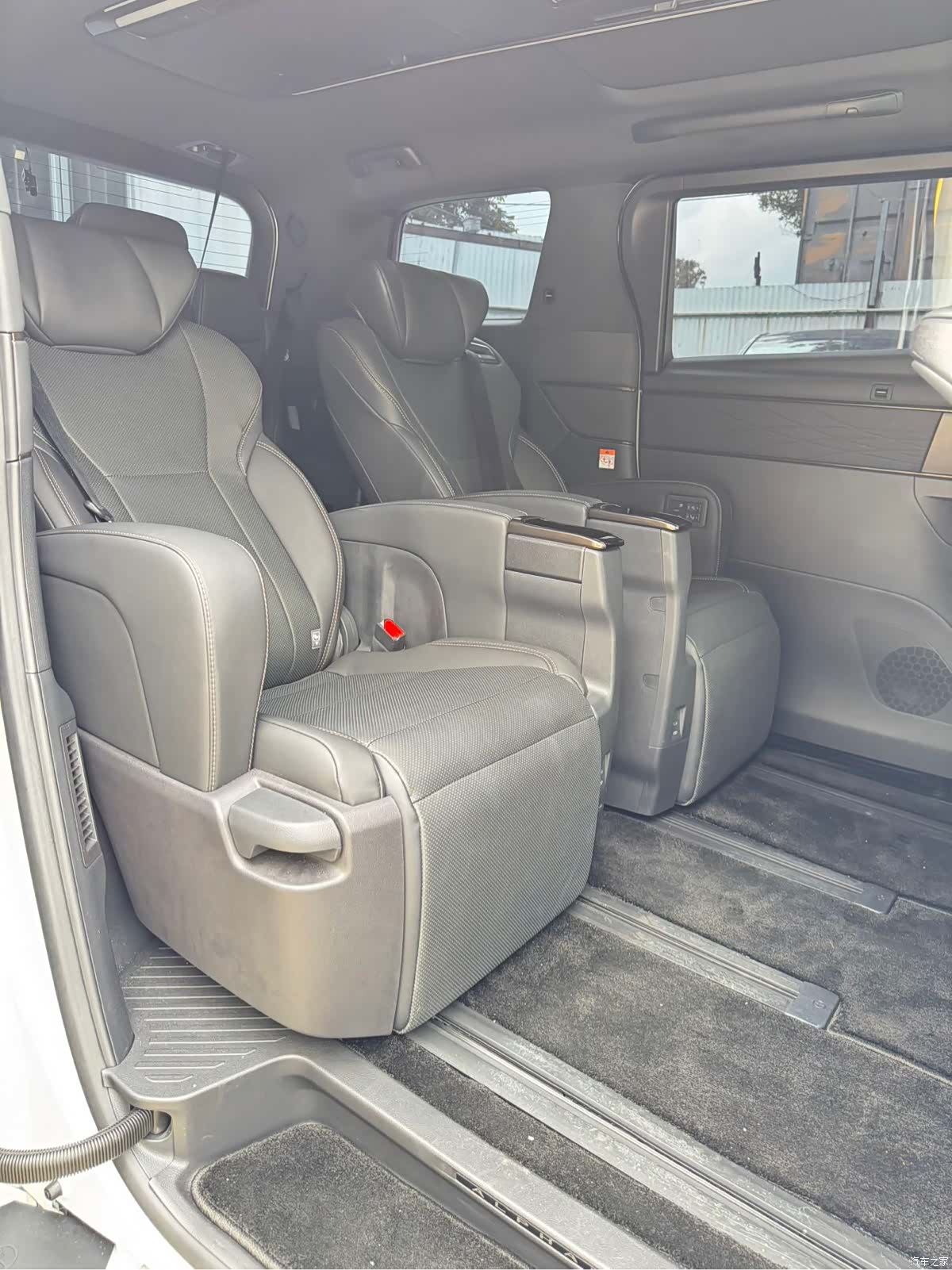 Toyota Alphard, 2026 10