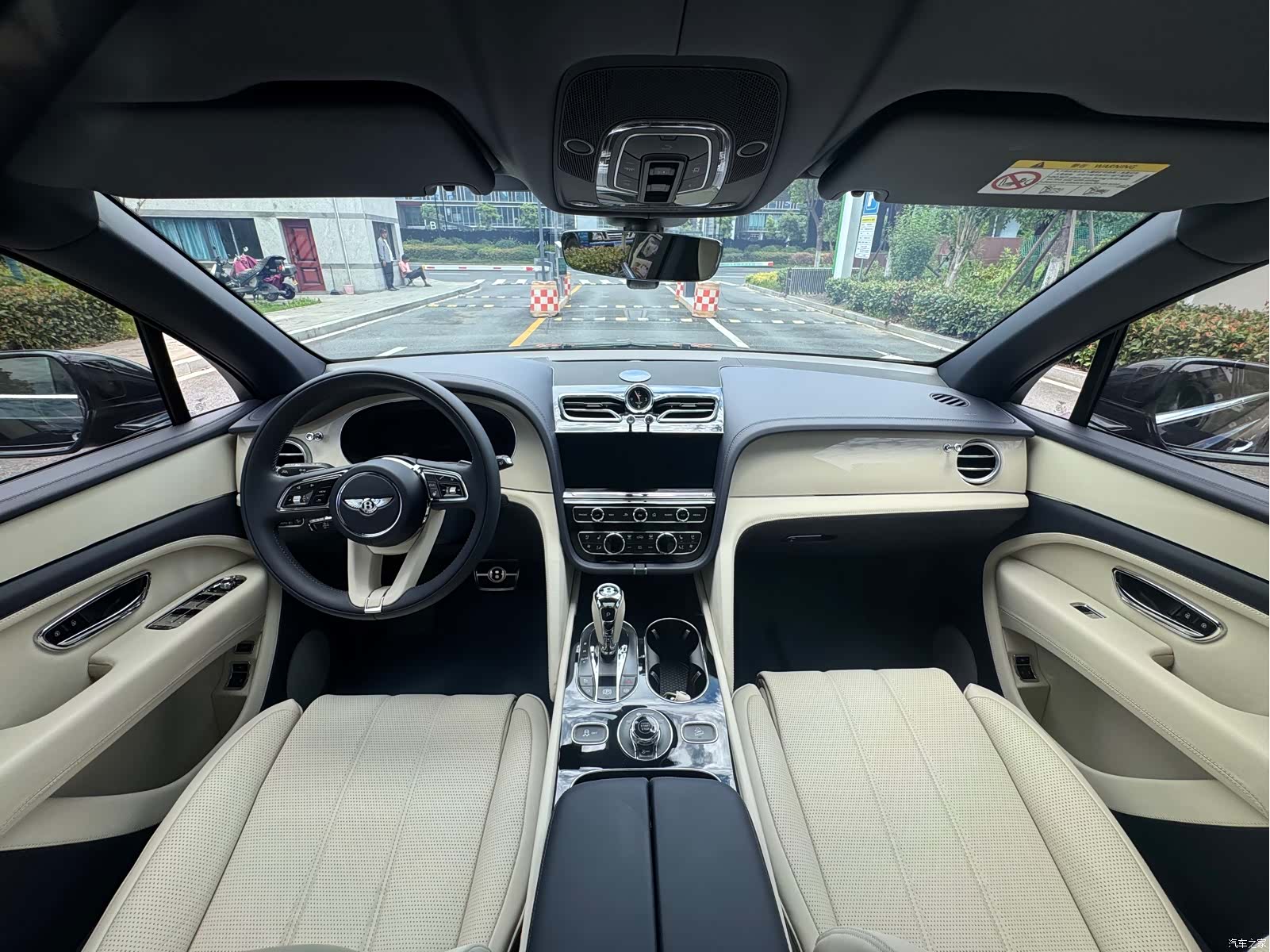 Bentley Bentayga, 2024 все фото