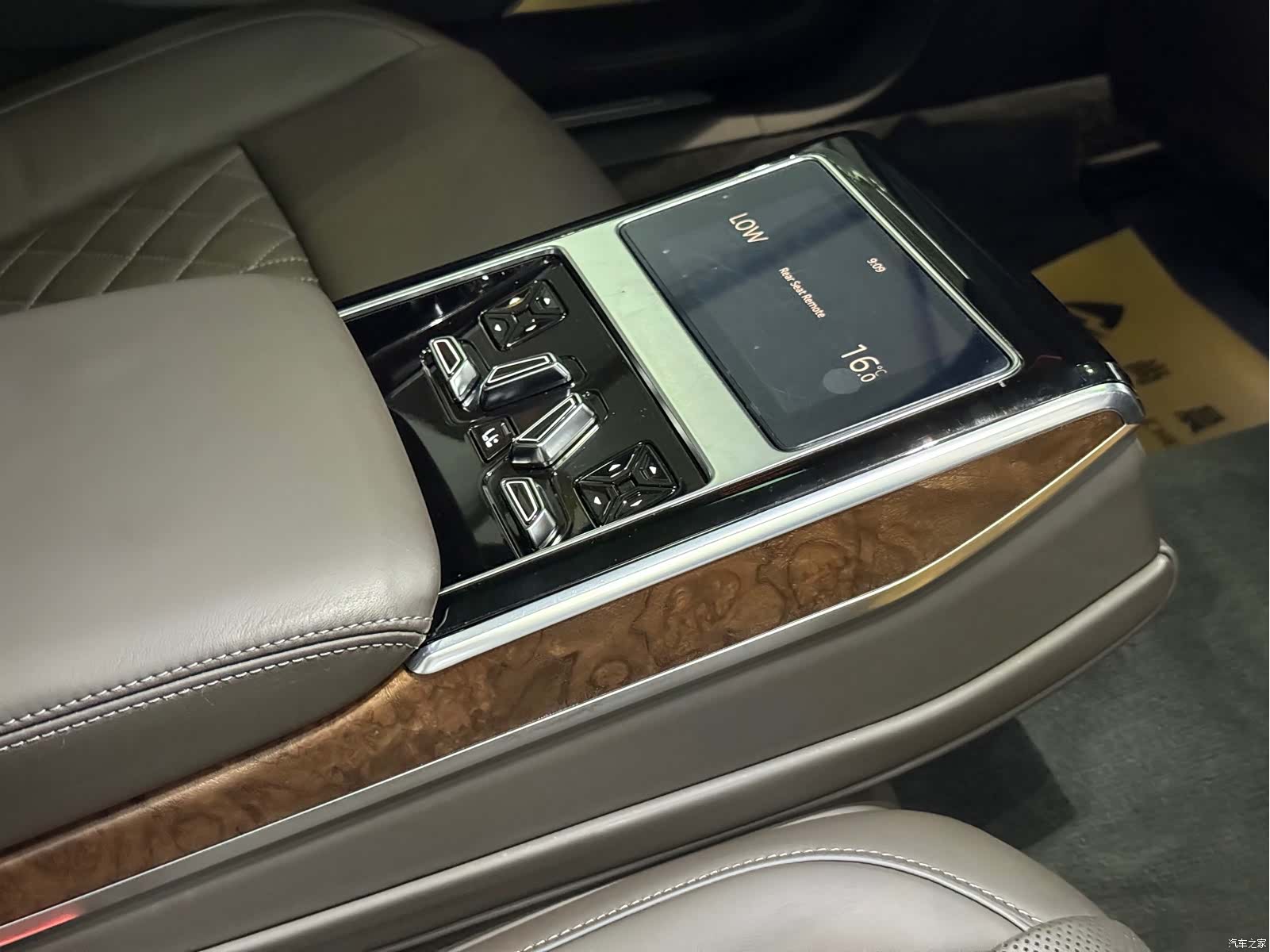Audi A8L, 2023 11