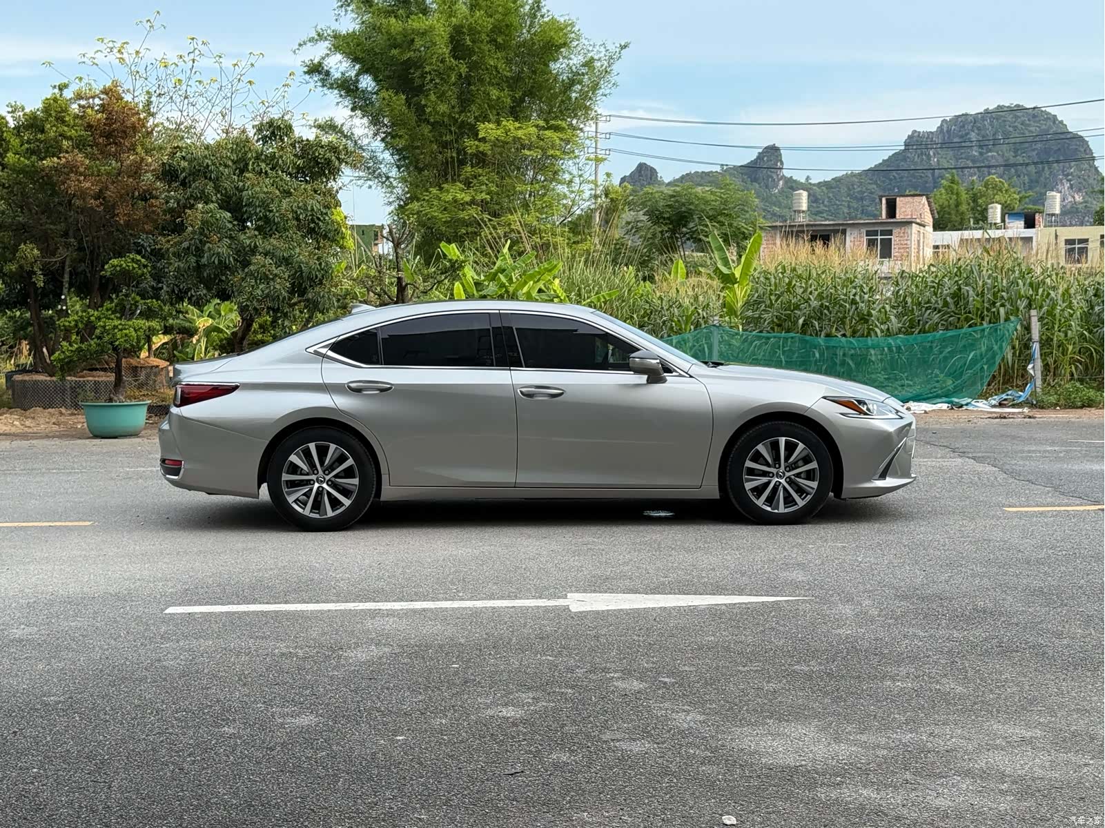 Lexus ES, 2019 10