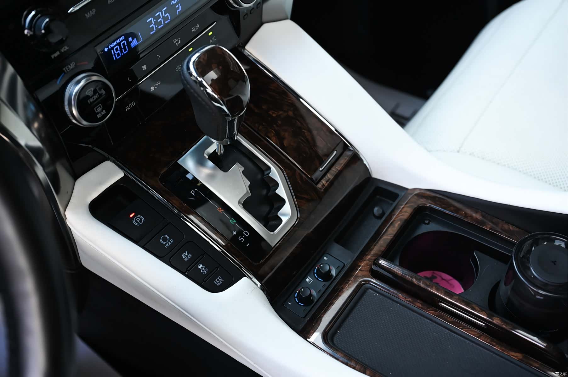 Toyota Alphard, 2022 12