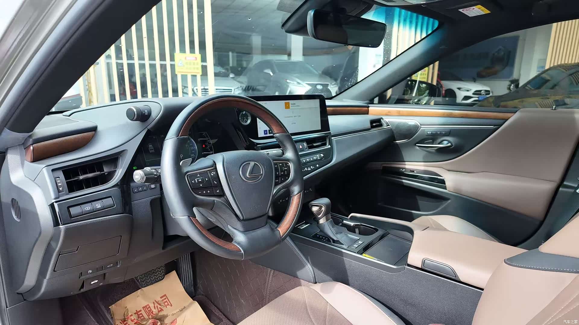 Lexus ES, 2024 4