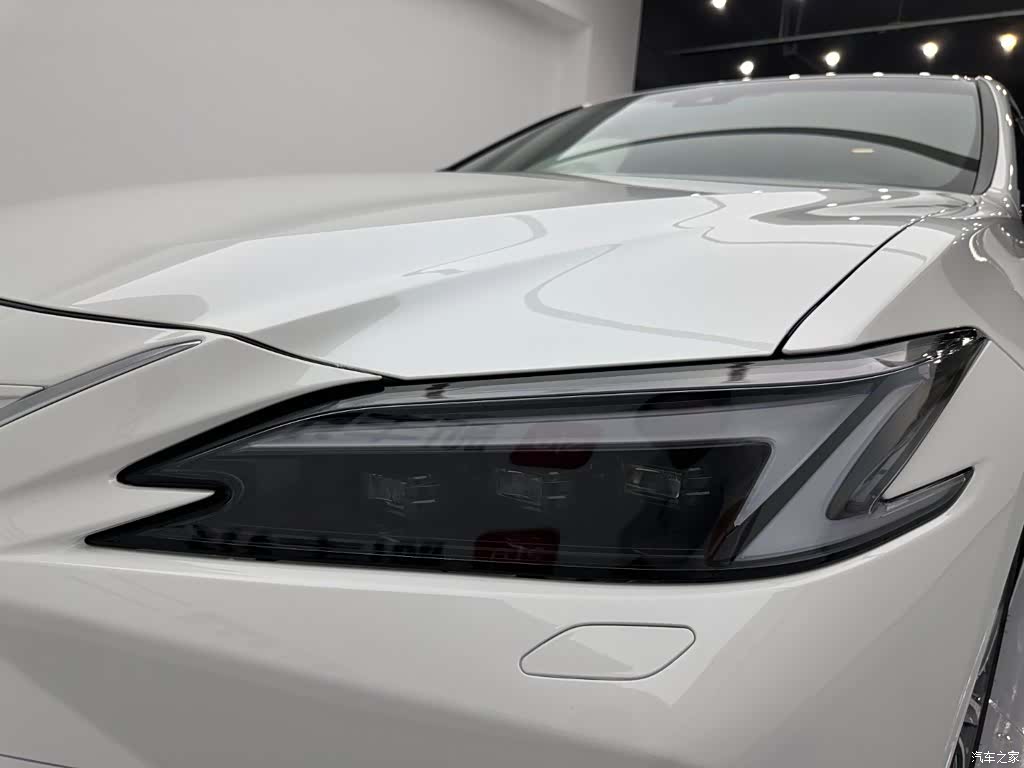 Lexus ES, 2025 28