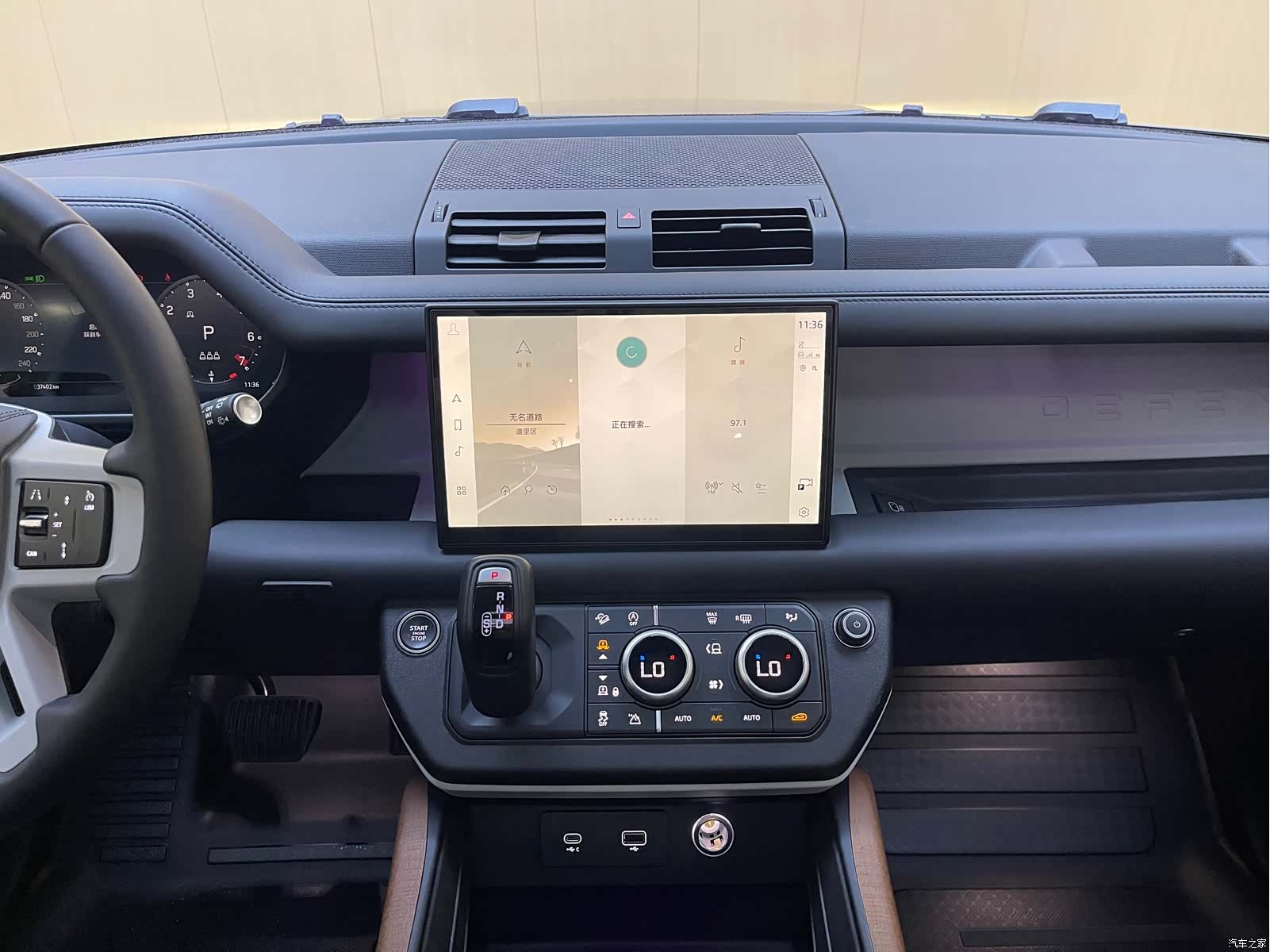 Land Rover Defender, 2023 14
